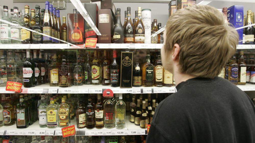 Die Verdächtigen deckten sich im Lebensmittelmarkt mit Alkohol ein