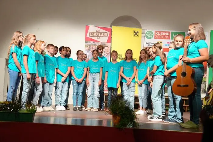 Der Klassenchor 2 A der Musikmittelschule mit Leiterin Melanie Penker