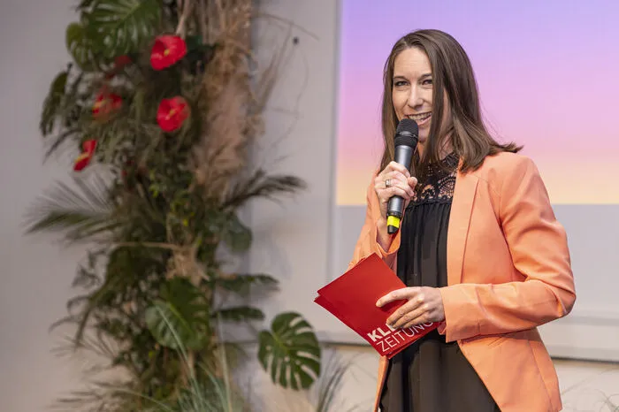 Moderatorin Delphine Rothender führte durch den Abend und verkündete die strahlenden Siegerinnen und Sieger in den insgesamt sechs Kategorien