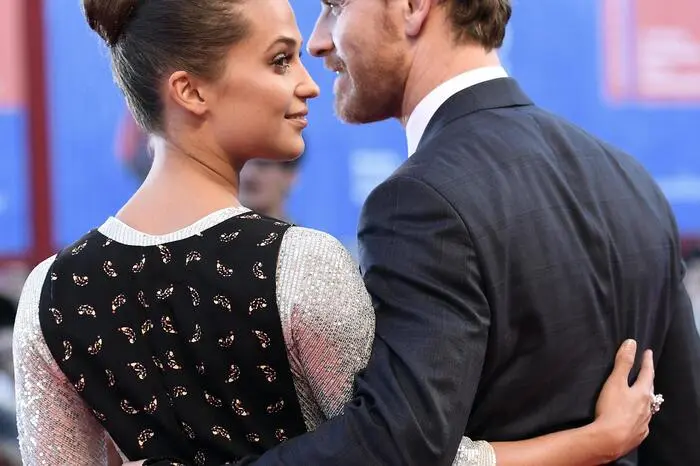 Gleich zwei Premieren: Michael Fassbender und Alicia Vikander (in einem Kleid von Louis Vuitton) stellten in Venedig nicht nur ihren ersten gemeinsamen Film vor, sondern zeigten sich auch erstmals zusammen auf einem roten Teppich.