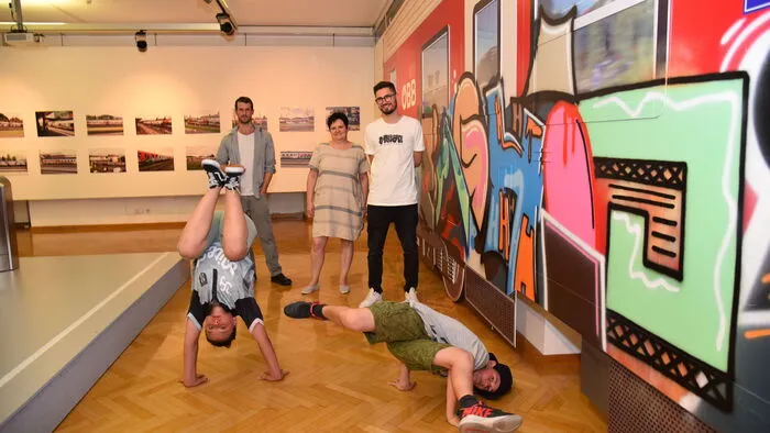 Die Stadtgalerie in Klagenfurt ist heuer 25 Jahre alt. Am Samstag gab es in der Stadtgalerie den alljährlichen Tag der offenen Tür. Diesmal stand er im Zeichen der Hip Hop Kultur. Bis Anfang September ist in der großen Galerie bei freiem Eintritt eine Graffiti-Ausstellung zu sehen und in der kleinen Galerie eine Ausstellung, bei der man die Objekte nicht nur anfassen, sondern auch verformen darf.