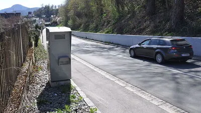 Achtung! Dieser Radarkasten in St. Veit „schaut“ nur in eine Richtung, misst aber in beide
