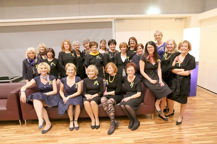 Möglich gemacht hatte dies der Soroptimist Club St. Veit/Glan unter Präsidentin Helga Woschank (vorne 3. von links).