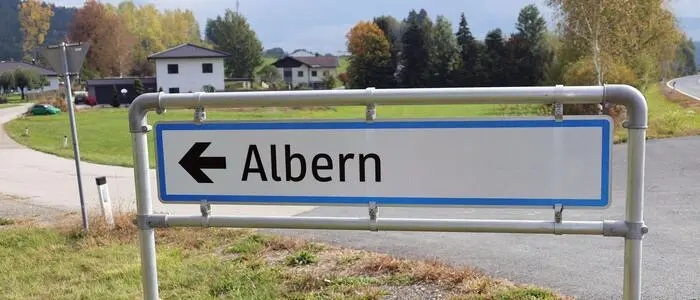 Ein Straßenschild, auf dem das Wort „Albern“ steht.