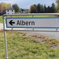 Albern kann man nicht nur sein, sondern auch besuchen. Es handelt sich um eine Ortschaft in Feldkirchen