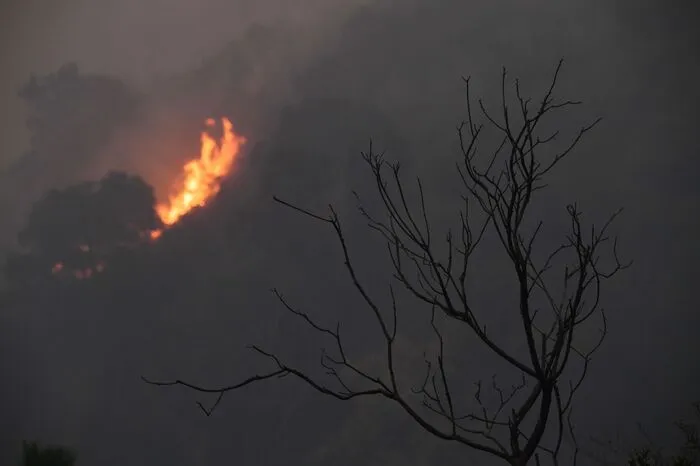 Bereits mehr als tausend Gebäude wurden von den Flammen zerstört. Die Kosten belaufen sich den Angaben zufolge bisher auf mehr als 100 Millionen Dollar (85 Millionen Euro). Zehntausende Menschen mussten schon vor dem "Thomas"-Feuer in Sicherheit gebracht werden, seit es Anfang Dezember ausbrach.  