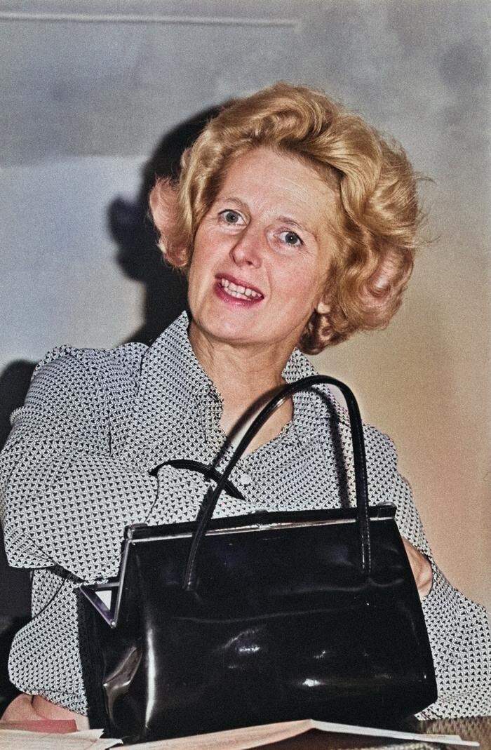 Margaret Thatcher und ihre Handtasche sind der Grund für den Eintrag "to handbag" im Oxford English Dictionary, die Bedeutung: Eine Person wird schonungslos abgekanzelt und (verbal) attackiert. Denn: Oft knallte sie ihre Handtasche in Empörung auf den Tisch, 