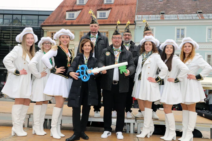 Die Faschingssitzungen sind leider abgesagt!

Dafür sind als Höhepunkte in der bevorstehenden Faschingszeit sind der Kindermaskenball im Stadtsaal (2. März 2025) und der große Faschingsumzug durch die Innenstadt (4. März 2025).

