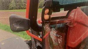 Traktor und andere Geräte wurden mit Eiern verschmutzt