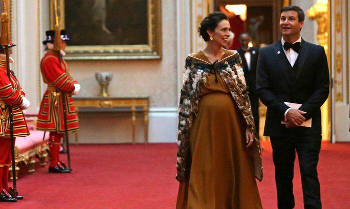 Hochschwanger war Jacinda Ardern, als die Queen die neuseeländische Premierministerin und deren Partner Clarke Gayford zum Tee bat. Ardern trug damals einen Maori-Federmantel