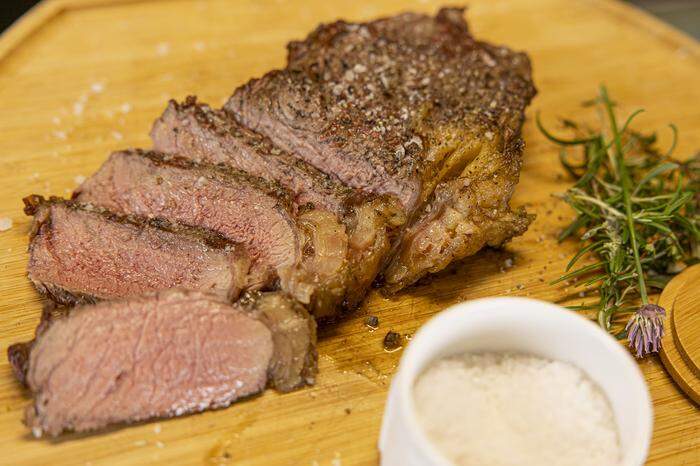 Ein medium gebratenes Steak ist leicht über den Punkt gegart, innen aber noch schön rosa, zart und saftig