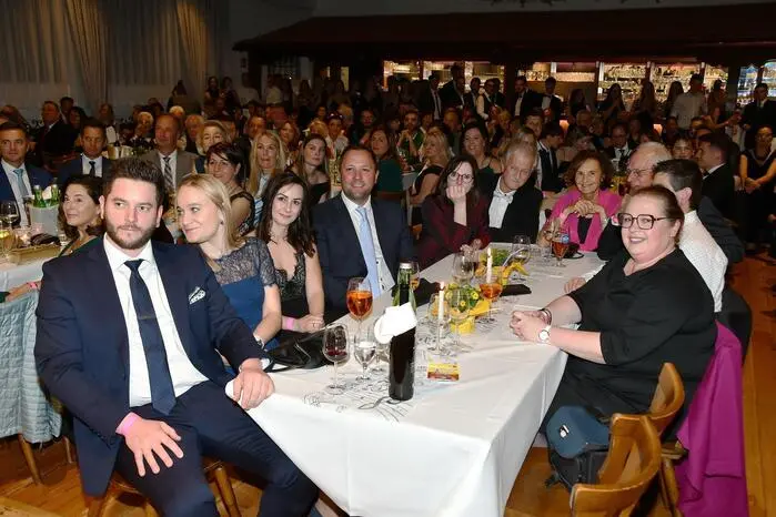 Eröffnet wurde die Ballnacht mit einer beschwingten Polonaise der Musikerjugend, für die Choreografie zeichneten Jugendreferentin Monika Magnes und Kathrin Sattler verantwortlich. Obmann Engelbert Sattler nahm die Begrüßung vor, auch einige Ehrengäste hieß er willkommen.