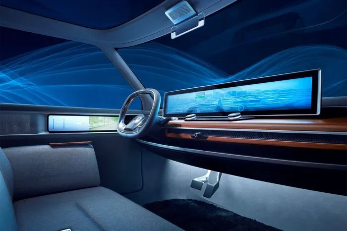 Das Logo des Concept Cars ist blau beleuchtet und soll hingegen einen Ausblick auf ein Designmerkmal der künftigen Elektrofahrzeuge der Marke bieten.