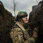 Ein ukrainischer Soldat sucht Schutz in einem Schützengraben
