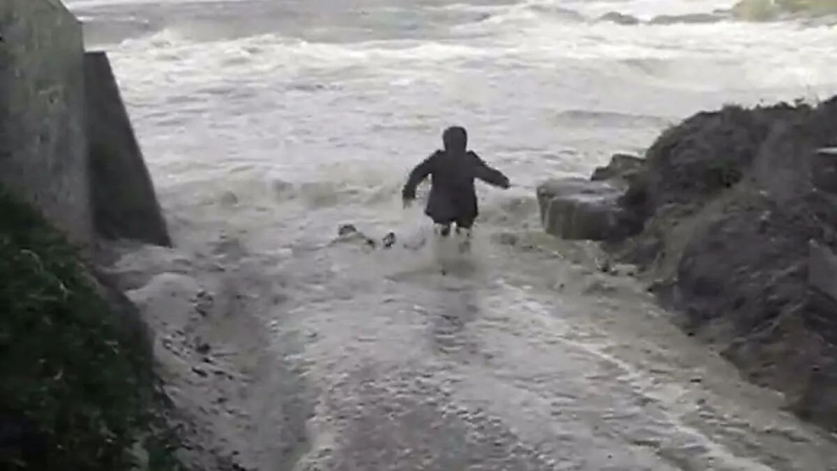 Das Video zeigt, wie der Pensionist von den Wassermassen mitgerissen wird