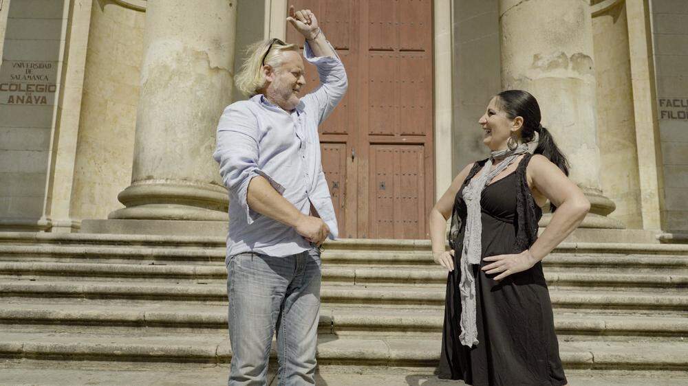 Gregor Seberg versucht sich in den Straßen Salamancas an einem Flamenco-Tänzchen. 