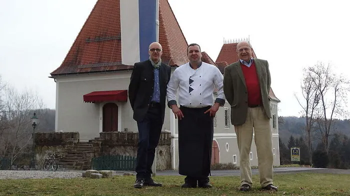 Rupert Bruchmann, Manfred Stangl und Andreas Bardeau (von links) vor dem künftigen Schlosshotel Kornberg.