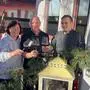 Eine Frau und zwei Männer prosten sich mit einem Glas Rotwein zu | Geschäftsführerin Astrid Bair, Pächter Michael Leitl und Küchenchef Georg Piessnegger 