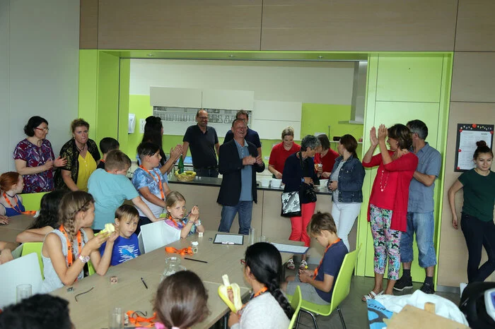 In einer Pause bedankte sich die Direktorin der Volksschule Weiz, Lydia Kalcher, bei den teilnehmenden Firmen. Was die Kinder alles probieren konnten, kann man beim Durchblättern der Bildergalerie erfahren!