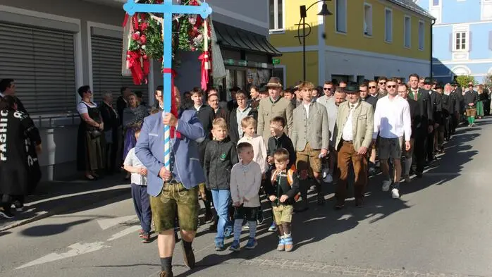 Bei strahlend blauem Himmel und frühlingshaften Temperaturen fand am Ostersonntag wieder das traditionelle Maschtasingen in Mooskirchen statt.
