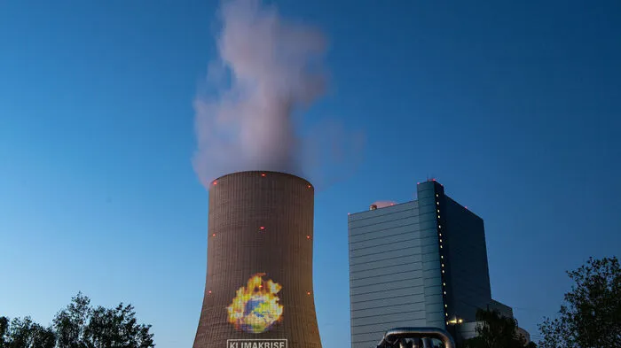 "Es ist ein postfaktisches Kraftwerk, alle Fakten sprechen dagegen", sagt Luisa Neubauer von Fridays for Future.