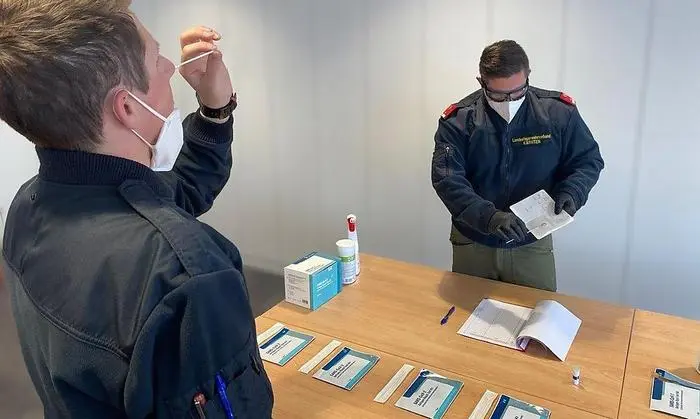 Testungen stehen an der Tagesordnung: Tester Michael Novak und Proband Günther Kriegl in der internen Feuerwehr-Teststraße