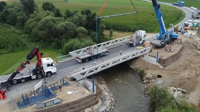 16 Tonnen-Fertigteile für Radwegbrücke wurden eingehoben