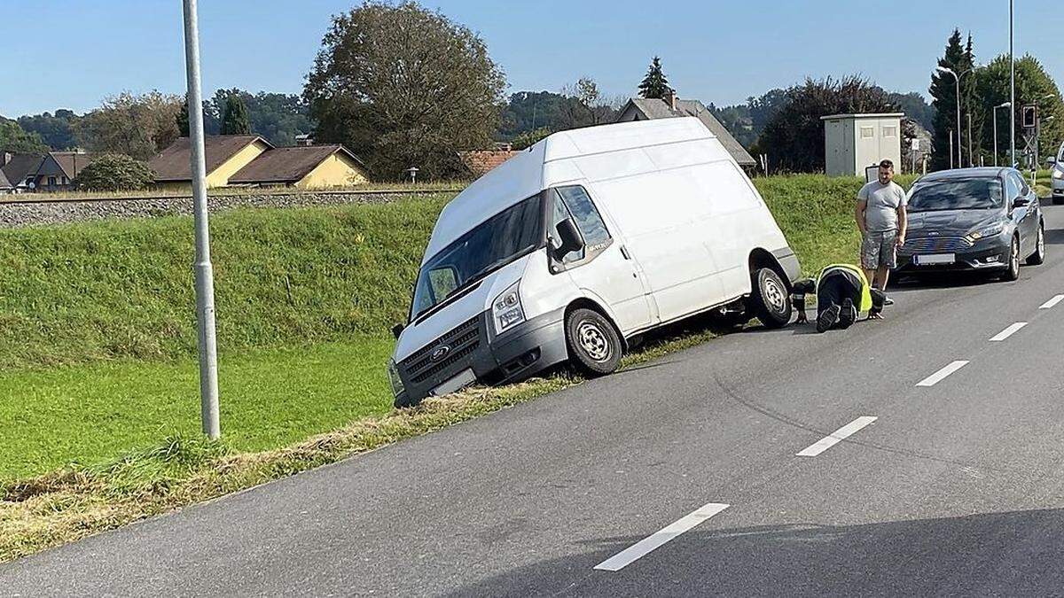 L601: Auf Höhe eines Bahnübergangs landete kam ein Kastenwagen von der Straße ab