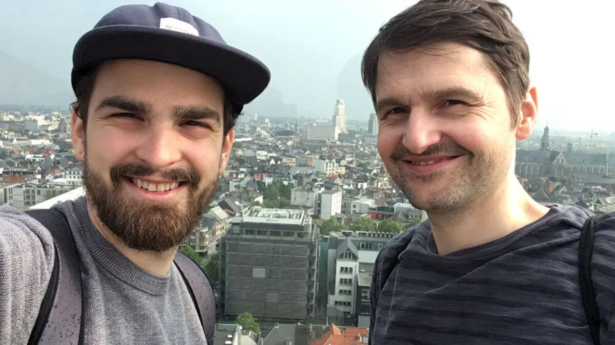Kirin Kohlhauser (links) mit seinem Bruder David auf dem Dach des Museum aan de Stroom in Antwerpen