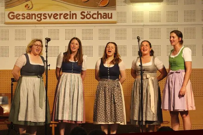 Als musikalischer Klangbogen standen die Chorkids, Ilzer Weinler Musi, Die Chornissen und der Gesangsverein Söchau unter seiner Chorleiterin Natali Katislauskate auf der Bühne. 