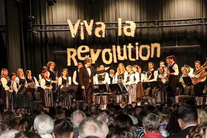 Die Jauntaler Trachtenkapelle mit ihrem Leiter Gregor Kovačič