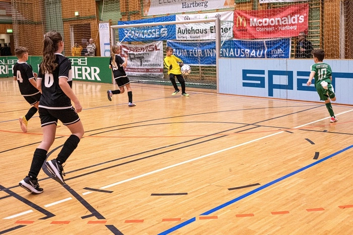 Von 2. bis 4. Jänner findet in der Stadtwerke Hartberghalle das 33. Hallenfußball Turnier der Juniors Hartberg mit internationaler Beteiligung statt. Schon am ersten Spieltag gab es bis in die Abendstunden spannende Spiele, Tagessieger wurde das Team Hartberg Juniors. Insgesamt sind 140 Mannschaften aus vier Nationen an diesem Turnier beteiligt.