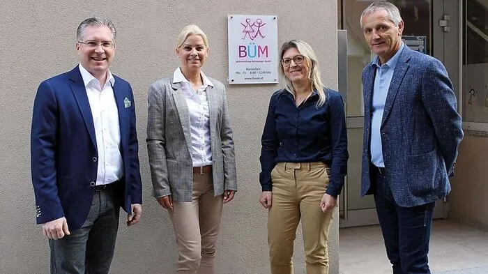 Die neuen BÜM-Geschäftsführerinnen Ulrike Enzi (links) und Andrea Gröblacher-Sullbauer mit St. Veits Bürgermeister und ihrem Vorgänger Martin Kulmer (links) und Aufsichtsratsvorsitzendem  Meinhard Aicher 