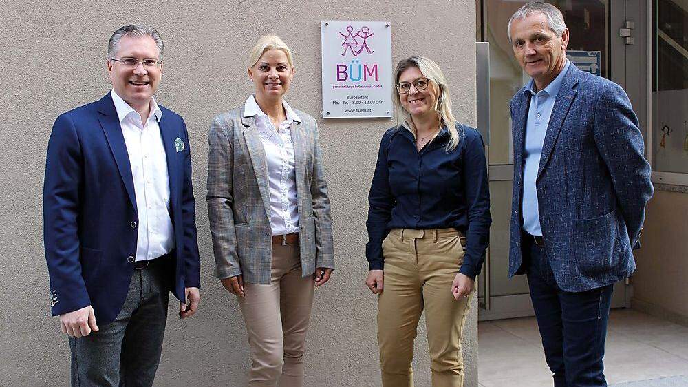 Die neuen BÜM-Geschäftsführerinnen Ulrike Enzi (links) und Andrea Gröblacher-Sullbauer mit St. Veits Bürgermeister und ihrem Vorgänger Martin Kulmer (links) und Aufsichtsratsvorsitzendem  Meinhard Aicher 