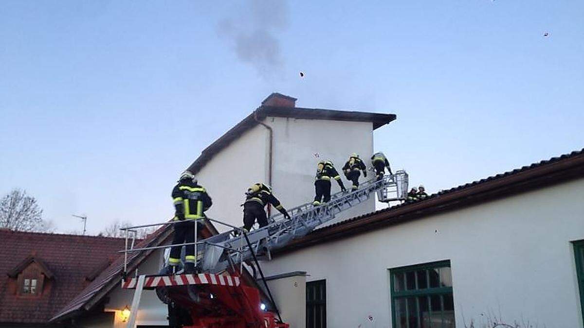 Mehrere Atemschutztrupps waren im Einsatz