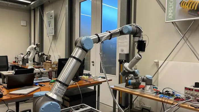Der 3D-Druck-Roboter kann beliebige Objekte im Raum schaffen. Hier druckt er eine Trinkflaschenhalterung für Rennräder | Der 3D-Druck-Roboter kann beliebige Objekte im Raum schaffen. Hier druckt er eine Trinkflaschenhalterung für Rennräder