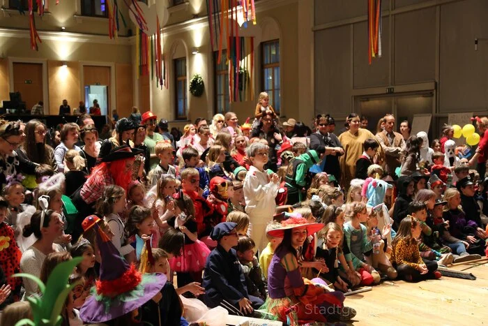 Rund 1000 Besucherinnen und Besucher feierten von 14 bis 17 Uhr ein ausgelassenes Faschingsfest. 