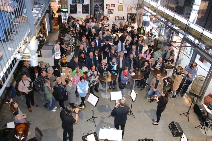 Die Besucher im voll besetzten K&amp;K Café spendeten für die Darbietungen tosenden Beifall.