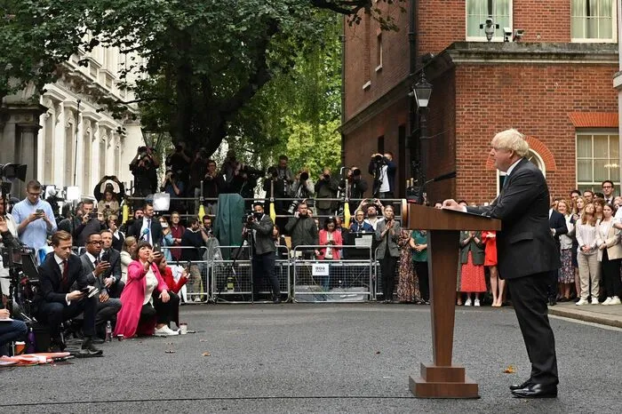 Mit dem Auftritt in der Früh nahm Johnson nach gut drei Jahren im Amt vorerst Abschied von der Regierungsspitze. Spekulationen über ein mögliches Comeback tat der 58-Jährige gewohnt humorvoll ab, jedoch nicht ohne Zweifel daran zu lassen, wie ernst er es damit meint.