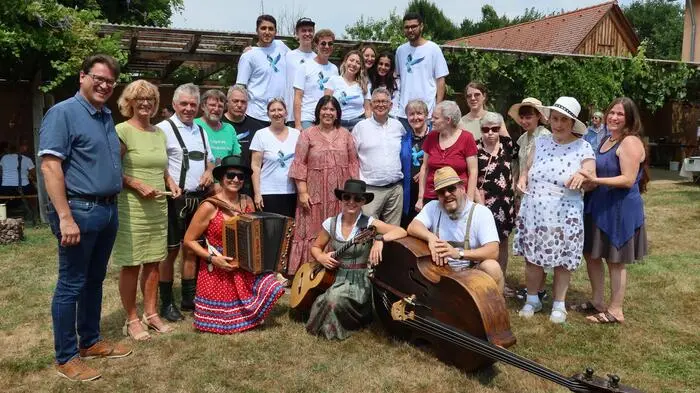 Gäste und Veranstalter beim Blaurackenfest