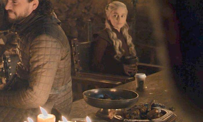 Kaum ist die lange Nacht vorbei, muss sich Daenerys Targaryen stärken - mit Kaffee von Starbucks, wie es scheint