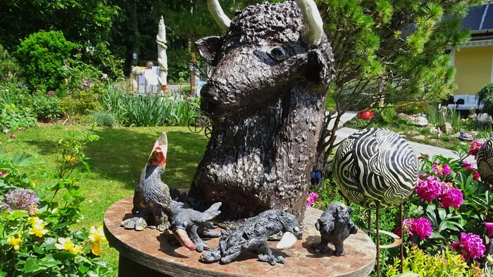 Auf einem Einbahnrundweg konnte man in einem blühenden Garten in Neudorfberg in Unterfladnitz/St. Ruprecht an der Raab wilde Tiere aus Keramik und Metallskulpturen entdecken.