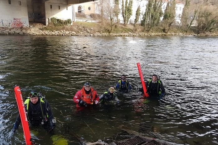 Daraufhin begaben sich fünf Feuerwehr-Einsatztaucher der Freiwilligen Feuerwehr Leoben-Stadt unter der Leitung des Wasserdienstbeauftragten Walter Fink auf Drohnensuche in die Mur.