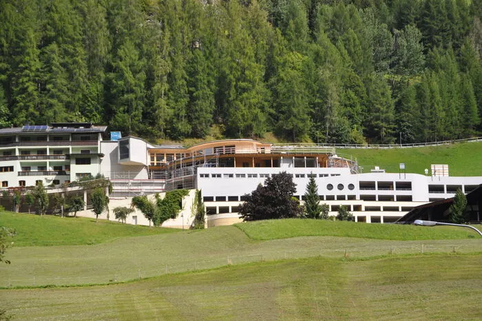 Das "Haus der Steinböcke" soll laut Nationalparkdirektor Peter Rupitsch: "Wir brauchen diesen Impuls für Heiligenblut." Auch Bürgermeister Josef Schachner begrüßt dieses Projekt mit Leuchtkraft.