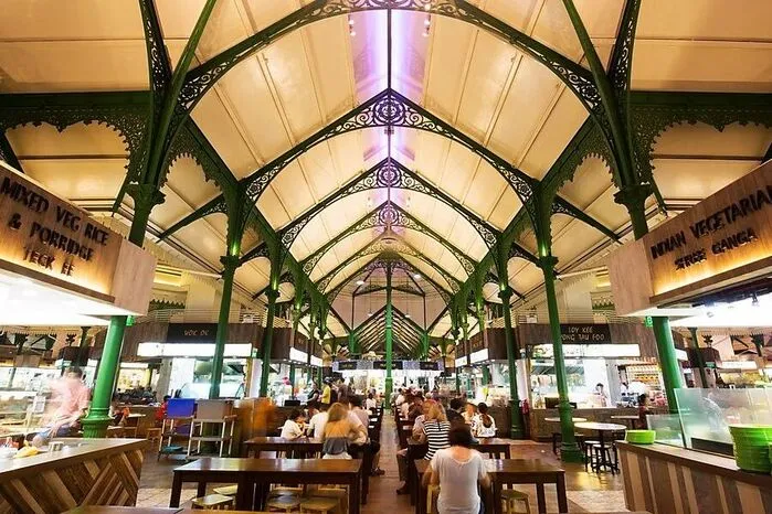 Zwei meiner bevorzugten Hawker Centers in Singapur sind Maxwell und Amoy Street. Lau Pa Sat (Bild) ist zwar ein wenig touristisch, aber dennoch einen Besuch wert.