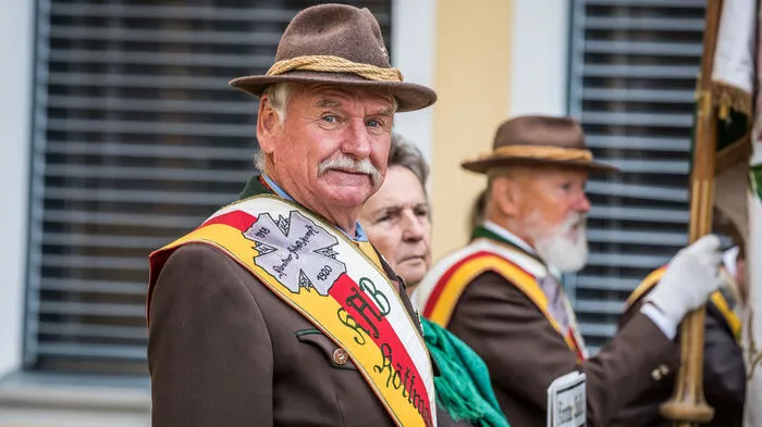 Bei der LFS Goldbrunnhof in Völkermarkt wurde im Vorfeld des 10. Oktobers eine Gedenktafel zu Ehren von Vinzenz Schumy enthüllt.