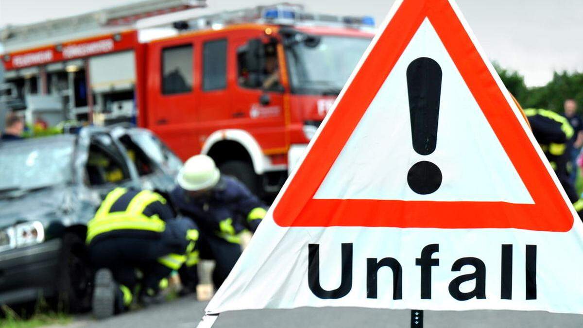 Polizei, Feuerwehr Edelsbach und Rotes Kreuz rückten zum Unfallort aus: Die Lenker erlitten leichte Verletzungen, der Sachschaden an den Autos ist groß (Sujetbild)