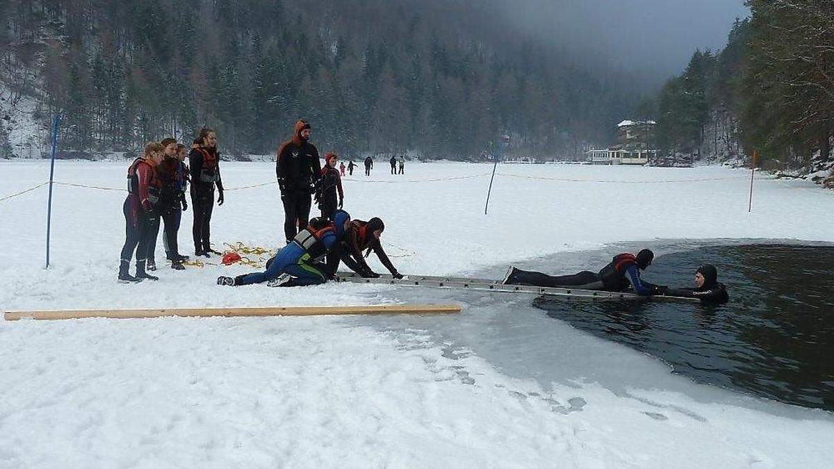 Im Tristacher See wurde die Rettung aus dem Eis geübt