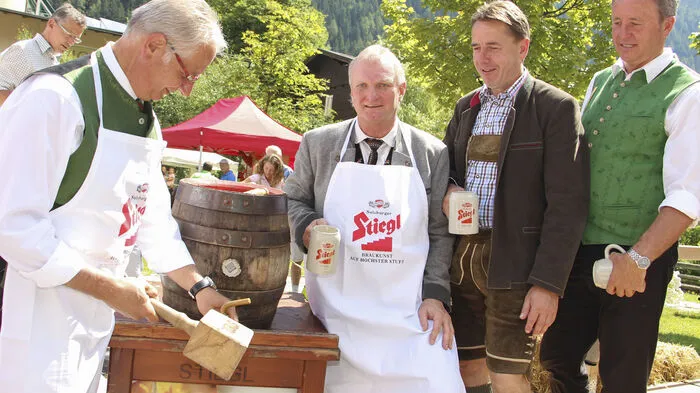 Mit dem Bieranstich wurde das 13. Nationalpark-Fest in Mallnitz eröffnet: Landtagspräsident Reinhart Rohr, Bundesrat und Bürgermeister in Mallnitz Günther Novak, Nationalrat Erwin Angerer, Bundesrat Günther Novak, Nationalrat Erwin Angerer und Landtagsabgeordneter Ferdinand Hueter