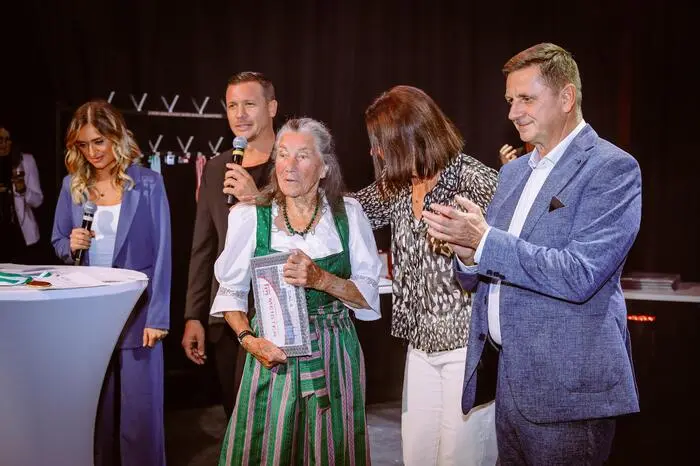 Bürgermeister Kurt Wallner: „Die Stadt Leoben ist überaus stolz, eine so beeindruckende Bandbreite an sportlichem Talent zu beheimaten. Die Erfolge, die wir im Rahmen der Sportgala auszeichnen, sind nicht nur das Ergebnis harter Arbeit, sondern auch des großen Engagements von Vereinen, Trainern und Unterstützern. Ihnen möchte ich meine Anerkennung und ein ganz großes Dankeschön aussprechen.“